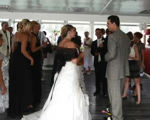 Animation de magie close-up devant les mariÃ©s et leurs invitÃ©s pendant un mariage