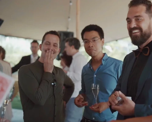 Des invitÃ©s rÃ©agissent Ã  un tour de cartes de Harry Covert pendant un cocktail