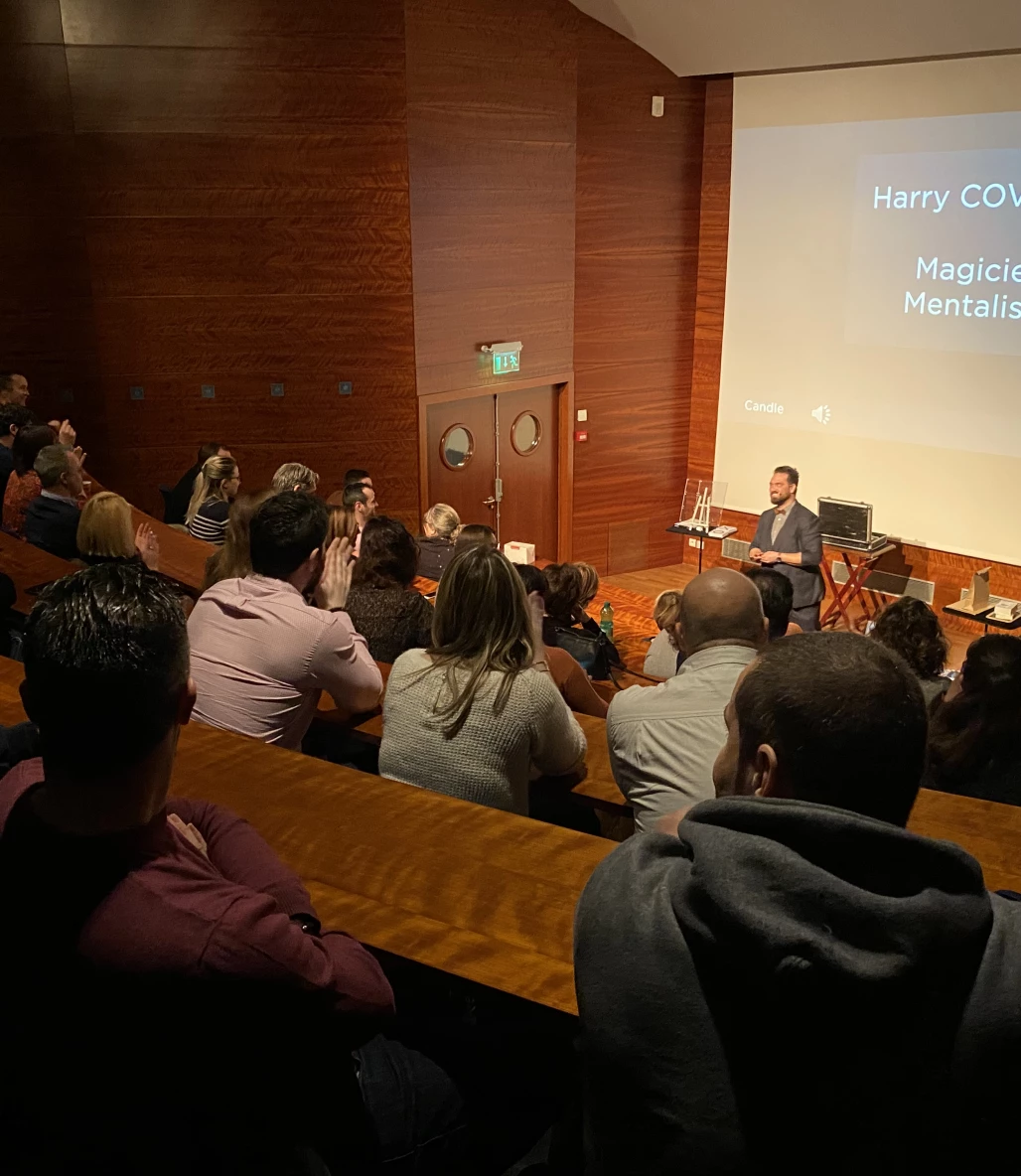 Harry Covert prÃ©sente un spectacle de mentalisme devant un public en amphithÃ©Ã¢tre