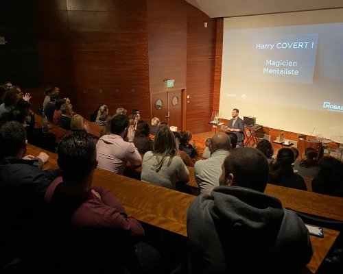 Harry Covert prÃ©sente un spectacle de mentalisme devant un public en amphithÃ©Ã¢tre
