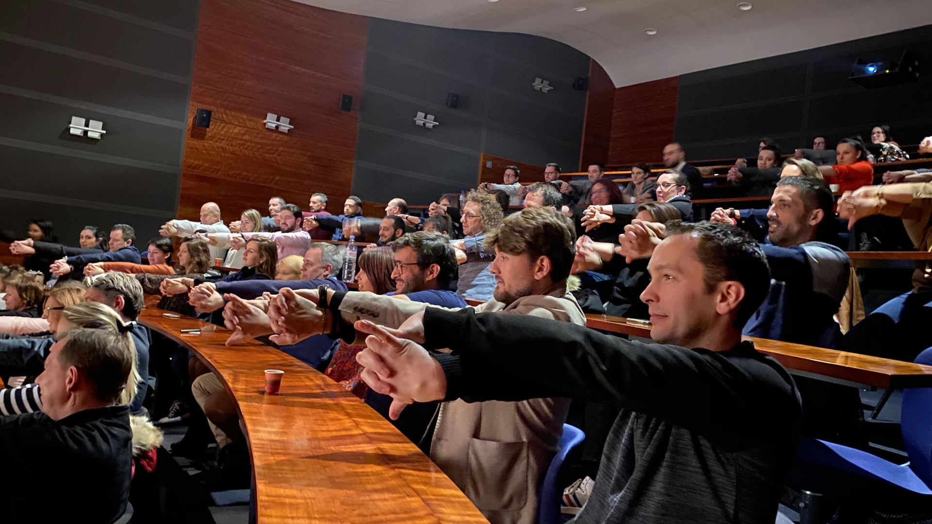 Public participant Ã  une expÃ©rience de mentalisme de Harry Covert dans un amphithÃ©Ã¢tre