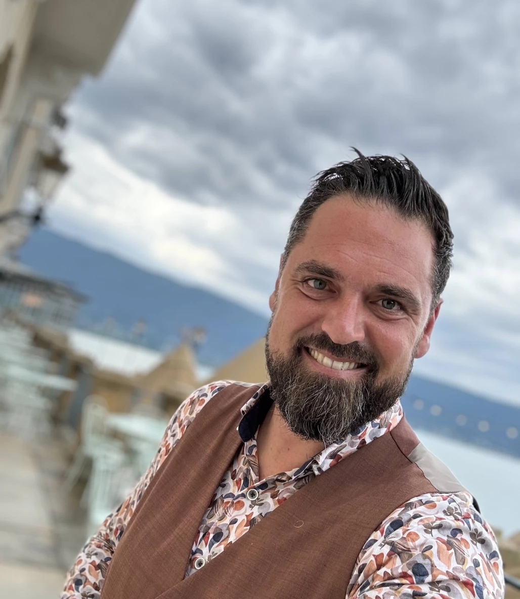 Portrait de Harry Covert, magicien et mentaliste, avec les montagnes en arrière-plan